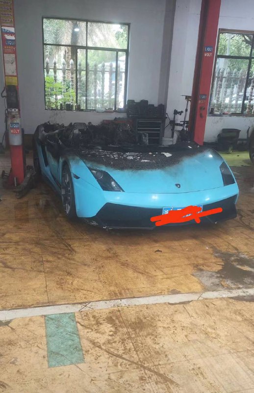 12日中午，湖南 长沙，疑似一辆 #兰博基尼 跑车 #自燃 起火，虽经全力扑救，车子还是被烧毁