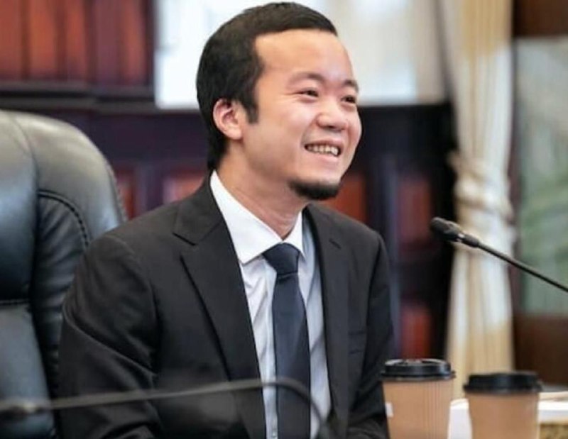 #陈志 被抓 网友分析导火索是美帝先动手搞走了150亿美刀子其他一些国家一哄而上纷纷查封其资产如果龙国再不出手汤都不剩了另外，美帝先动手如果再不行动再晚一步 美帝把人也搞走了龙国就一点面子都没有了啥都捞不着了老百姓也不满意没法交待所以，美帝出手那一刻文森特的命运就不妙了将军为何不再开启保护罩了？其一是柬泰冲突，被打疼了其二是文森特被全球制裁其价值已经大大降低了再罩文森特所要付出的代价要远远高于收益政治家是最善变、也是最会做交易的人