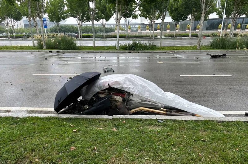 7.16 西安 #法拉利FUV 全国首撞，在会展中心门口撞了，发动机都撞出来了，很难想象车速有多快7.16 西安 #法拉利FUV 全国首撞，在会展中心门口撞了，发动机都撞出来了，很难想象车速有多快