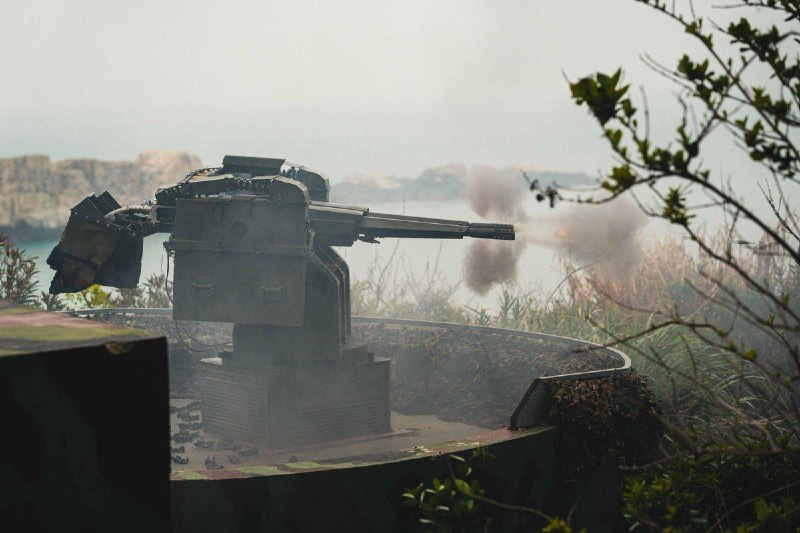 台湾陆军东引地区指挥部昨日实施「忠义操演」实弹射击训练，官兵运用各种建制武器对海面目标射击，展现守护北疆决心