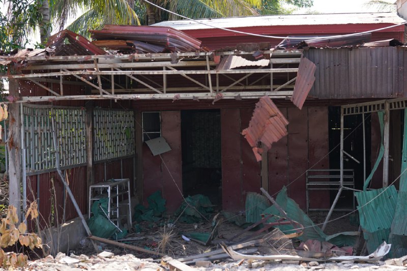 泰军再用F-16在柬埔寨学校附近投弹，学生吓得跟兔子似的从教室跑出逃命继12日15日在斯雷斯南区学校附近投弹后，12月18日泰军F16在士雷索蓬市班蒂棉彩省教育厅旁的洪森克拉孔高中附近投弹，师生都吓死了