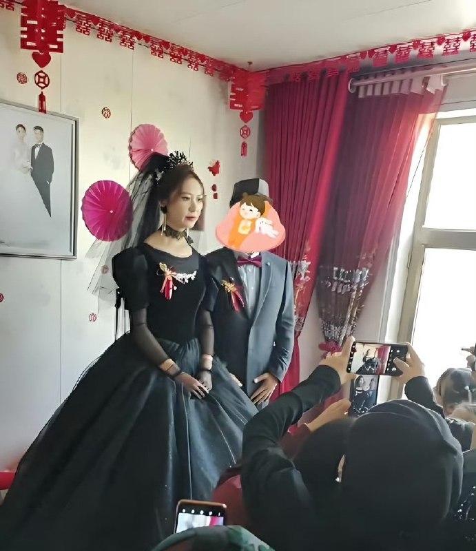 甘肃一新娘穿黑色婚纱举行婚礼，网友