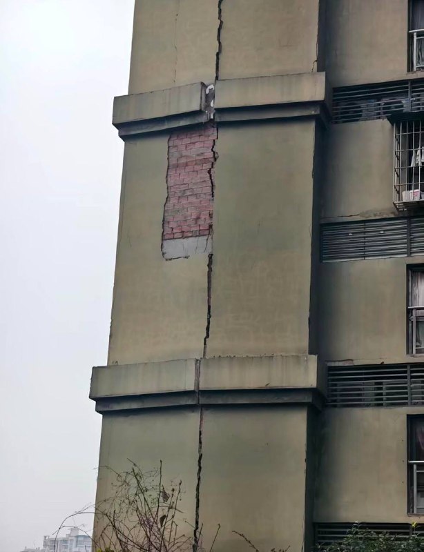 1月25日 3时45分 重庆涪陵区泽胜中央广场B馆7号楼吴杰峨眉 烧烤 发生火情， #爆燃 将独立 烟道 损坏