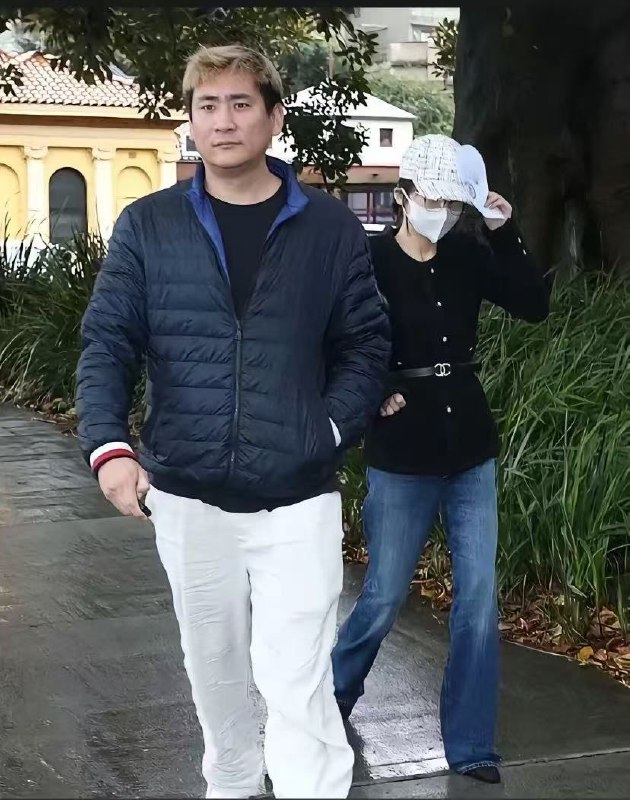 7月27日凌晨三点半，澳大利亚悉尼的富人区，一辆价值700万的劳斯莱斯逆行撞上一辆奔驰