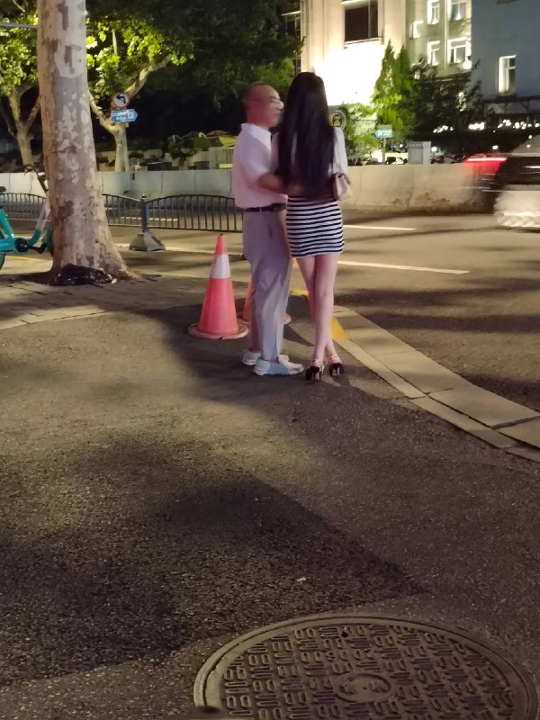 #上海 感人画面，爷爷对孙女的爱