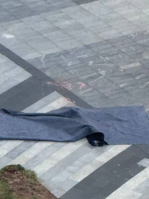 #跳楼 3月18日上午济南舜泰广场云泉中心楼上有人跳楼！#跳楼 3月18日上午济南舜泰广场云泉中心楼上有人跳楼！