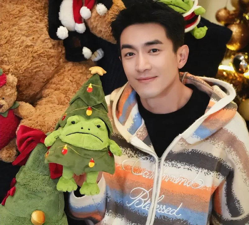 #司晓迪 跑外网持续爆料!自曝手握男明星大尺度图,喊话粉丝别惹她网红司晓迪开年瓜的后续来了!司晓迪上线删除了大部分爆料,只把林更新相关博文转为粉丝可见,还发文表示新的一年要好好生活,但转头就被网友扒出跑到外网持续爆料,还称要放大尺度照,更多细节也被曝光