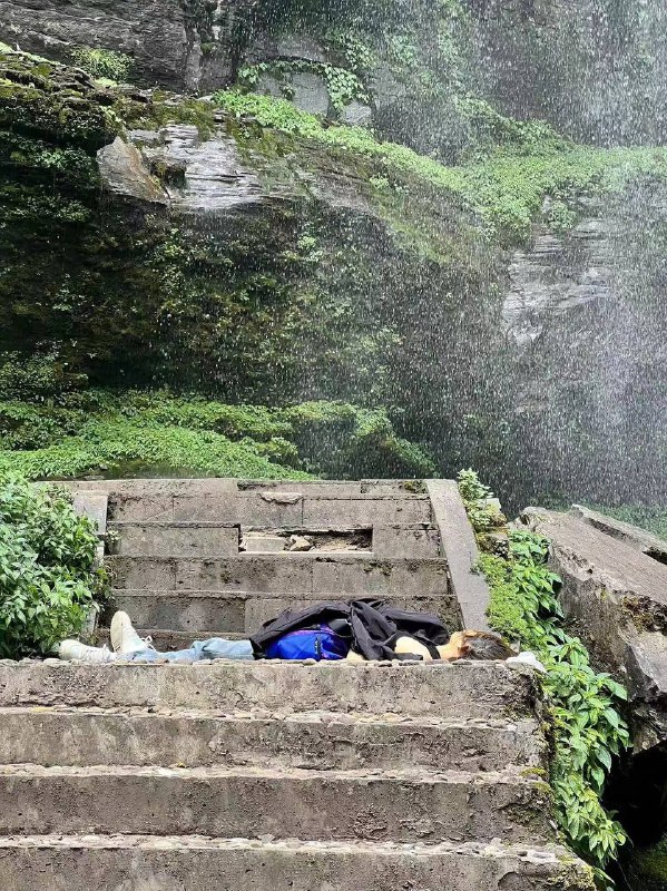 #爬山 有风险 #砸人 #事故 🙏#爬山 有风险 #砸人 #事故 🙏