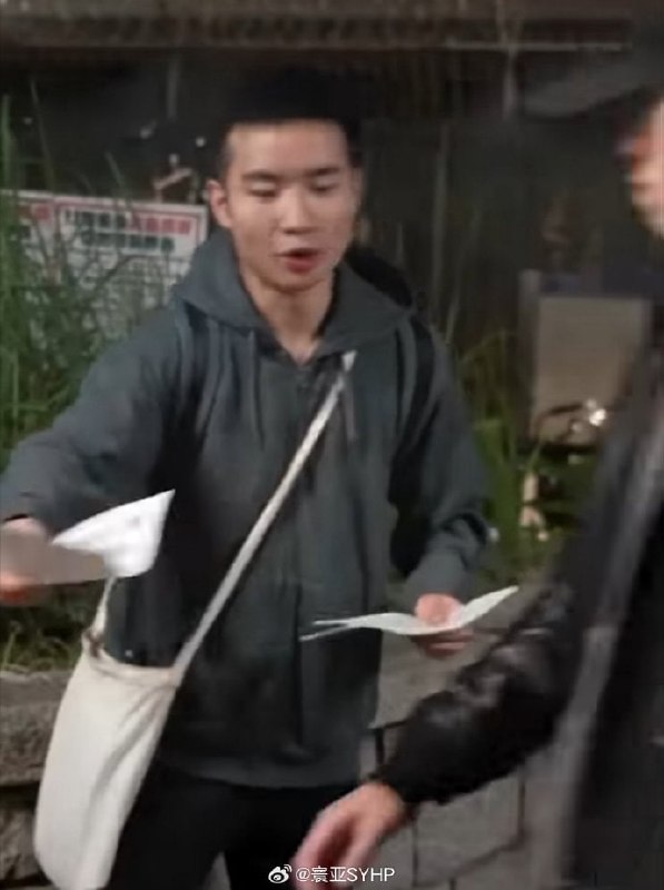 提出四大诉求的乱港分子关某被抓了，昨晚9时许，有人拍摄他被警方国安处人员带回住宿搜查