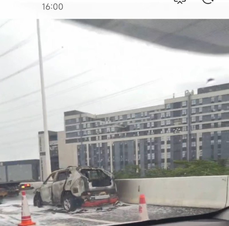 8.14佛山，路政车 #自燃8.14佛山，路政车 #自燃