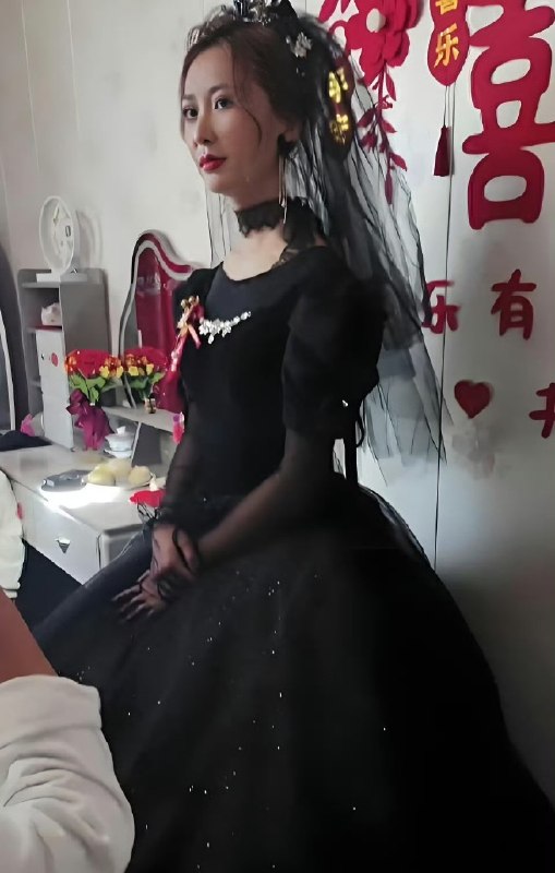 甘肃一新娘穿黑色婚纱举行婚礼，网友