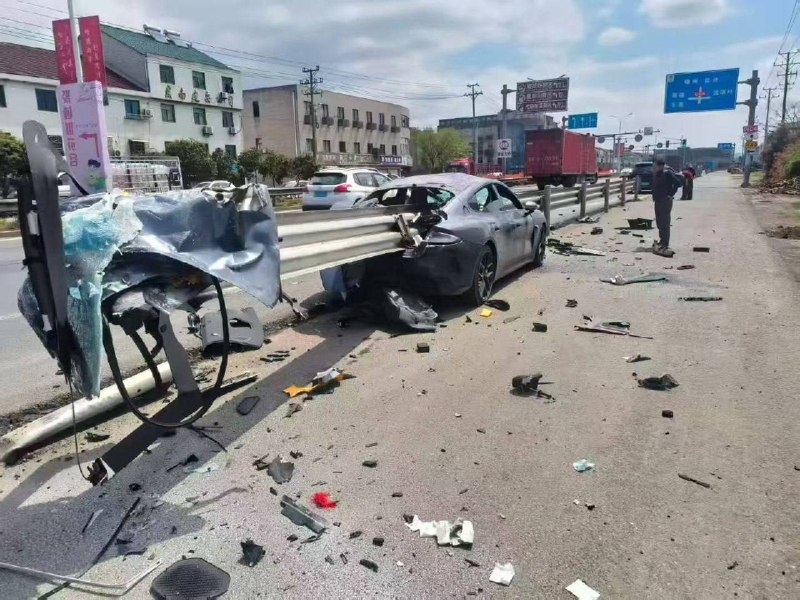 小米 撞护栏 直接 报废 贯穿了！ #车祸小米 撞护栏 直接 报废 贯穿了！ #车祸
