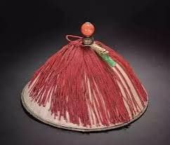 中共国人扮圣诞老人戴圣诞帽子被中共抓，不是理所当然的吗？在一个早已完成复辟后清的政权里，哪还有第三顶帽子的位置