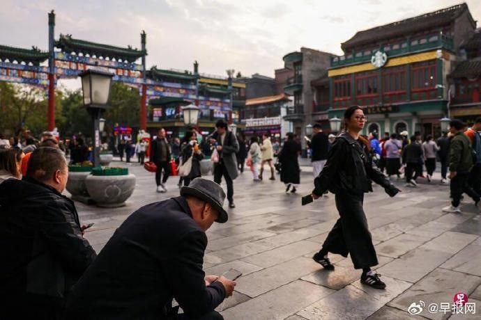 北京进入呼吸道传染病高发期 多种感冒药销量飙升11月以来中国全国流感活动快速上升，北京已迈入呼吸道传染病高发期，北京儿童医院内科门诊里挤满等候就诊的家长和孩子