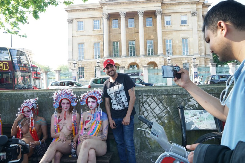 这是什么狗逼传媒公司啊，看图好像是在英国🇬🇧，尼玛光着穿京剧造型，过分了呀，好歹京剧也是国粹，更过分的是模特还他妈的那么丑，有一个逼长的跟男人是的，有没有懂王给查一查啊 #京剧 #英国 #国产这是什么狗逼传媒公司啊，看图好像是在英国🇬🇧，尼玛光着穿京剧造型，过分了呀，好歹京剧也是国粹，更过分的是模特还他妈的那么丑，有一个逼长的跟男人是的，有没有懂王给查一查啊 #京剧 #英国 #国产