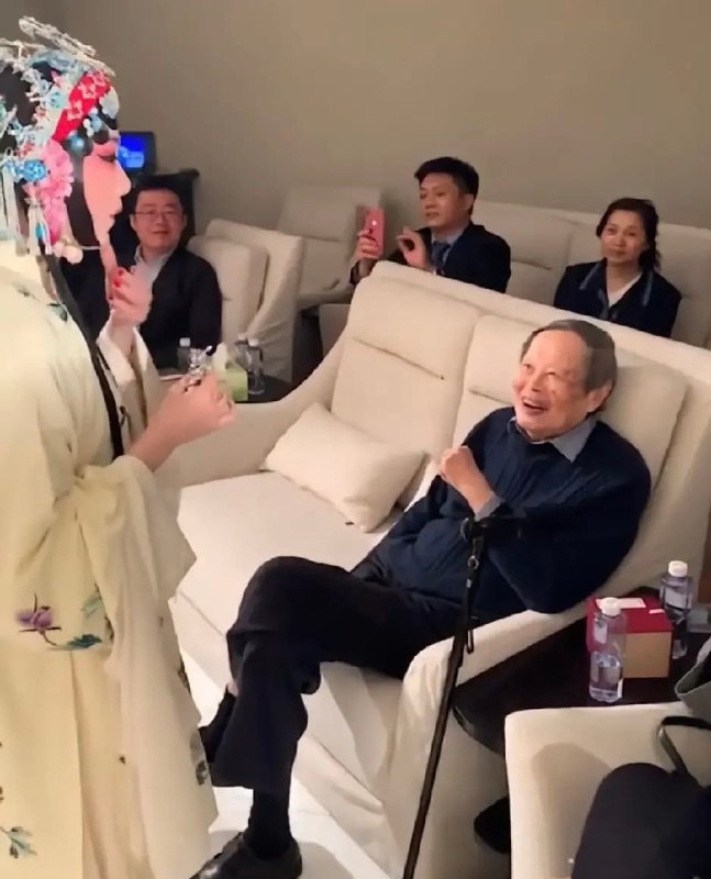 翁帆49岁生日，103岁的杨振宁仍然神采奕奕我有点怕了，那个男中音不会也这样吧😱