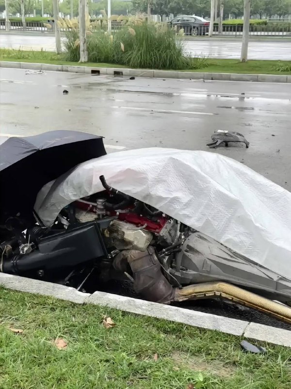 7.16 西安 #法拉利FUV 全国首撞，在会展中心门口撞了，发动机都撞出来了，很难想象车速有多快7.16 西安 #法拉利FUV 全国首撞，在会展中心门口撞了，发动机都撞出来了，很难想象车速有多快