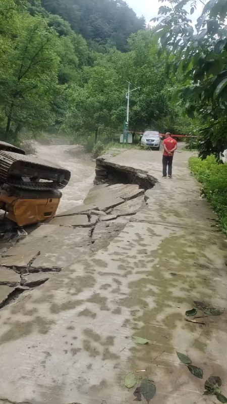 到处都是桥梁冲毁，不知道掉进去多少车子，尤其是山卡卡 #商洛到处都是桥梁冲毁，不知道掉进去多少车子，尤其是山卡卡 #商洛