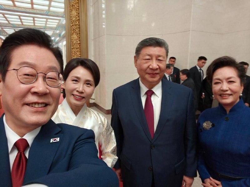 习近平看了李在明的自拍后，说拍照技术真不错😁😁#韩国 #李在明 #习近平习近平看了李在明的自拍后，说拍照技术真不错😁😁#韩国 #李在明 #习近平