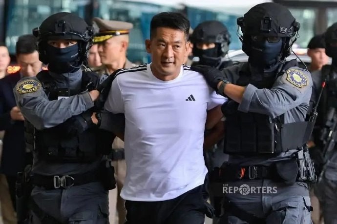 跨境涉赌头目佘智江将被引渡回国受审今天上午，泰国警方将涉嫌组织跨国网络赌博犯罪活动的嫌疑人佘智江押送到曼谷素万那普机场，将其正式遣返回中国