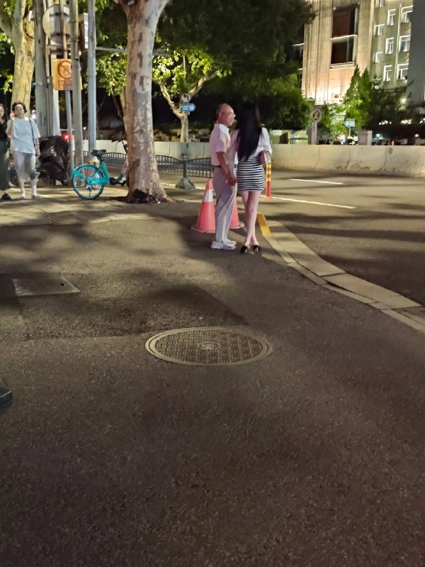 #上海 感人画面，爷爷对孙女的爱