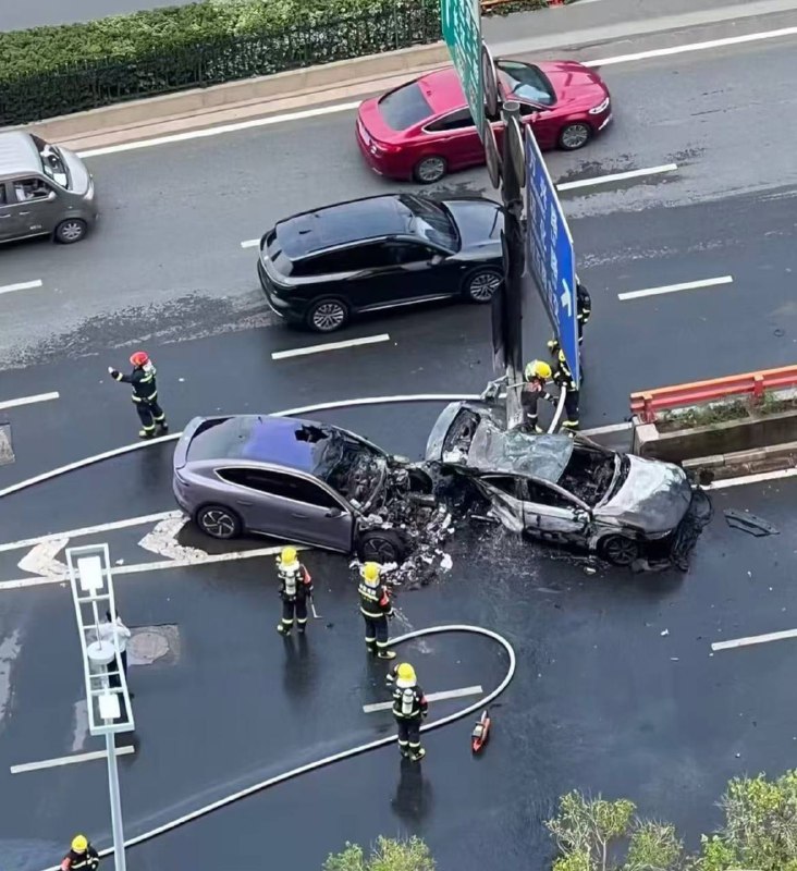 南京 栖霞大道 蔚来 比亚迪 新能源 车祸 🔥南京 栖霞大道 蔚来 比亚迪 新能源 车祸 🔥