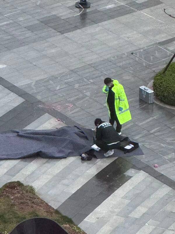 #跳楼 3月18日上午济南舜泰广场云泉中心楼上有人跳楼！#跳楼 3月18日上午济南舜泰广场云泉中心楼上有人跳楼！