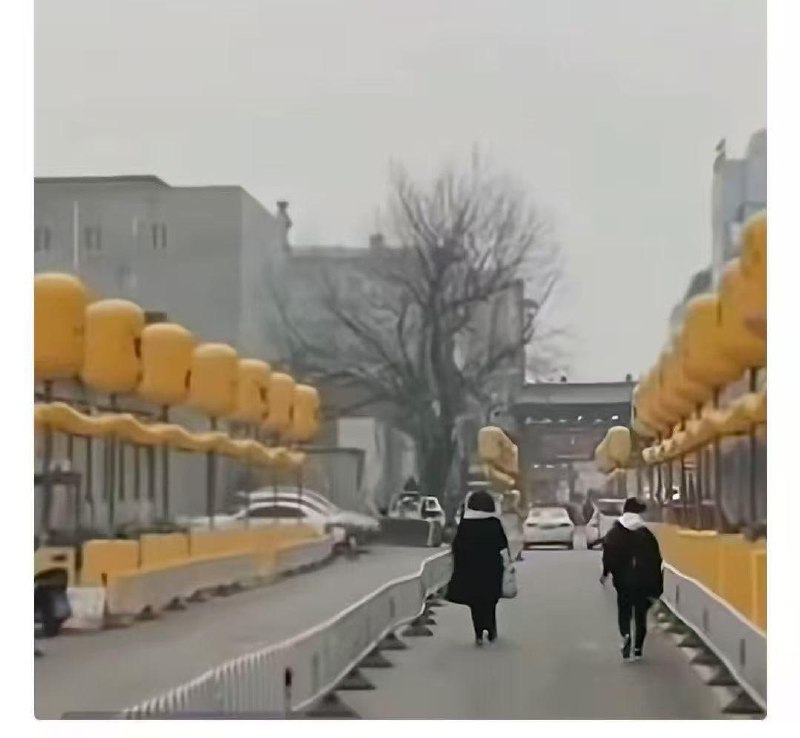 北京挂黄灯笼，是要出殡还是登基🤔