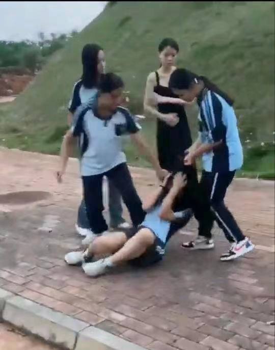 小屁孩 群殴人，小太妹 也 #霸凌 人 #学生 太坏了！警方通报 南宁 一 初中 女生 遭多人欺负殴打