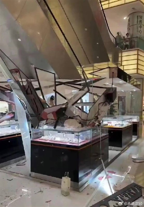 安徽 合肥 一男子商城坠下，警方通报来了 2024年7月3日17时50分许，一成年男子在蜀山区长江西路189号一商场内自行翻越电梯扶手高坠