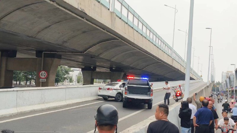 9月11日，河北石家庄和平路高架桥，一男子试图跳桥自杀，警方赶到现场劝阻救下后，男子却趁机抢了一辆警车逃跑，一路冲撞多辆汽车，造成多人受伤，最后被多辆特警车包围截停，男子被抓