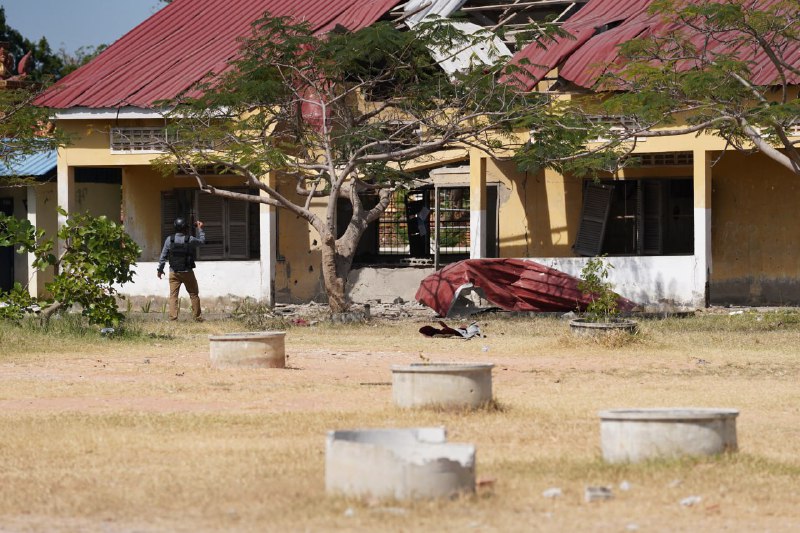 泰军再用F-16在柬埔寨学校附近投弹，学生吓得跟兔子似的从教室跑出逃命继12日15日在斯雷斯南区学校附近投弹后，12月18日泰军F16在士雷索蓬市班蒂棉彩省教育厅旁的洪森克拉孔高中附近投弹，师生都吓死了