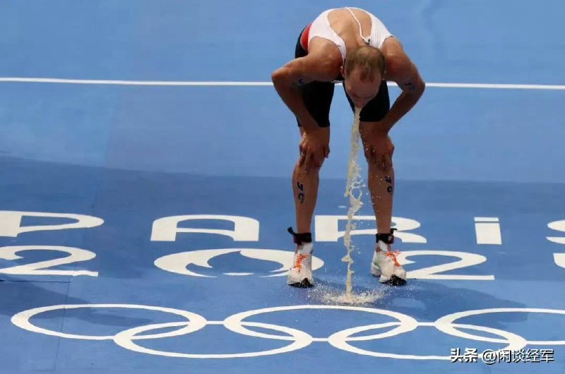 8.1 #巴黎奥运会 奥运选手游完塞纳河后，吐了…  据英媒报道，今日，在巴黎奥运会男子铁人三项比赛结束时，29 岁的加拿大选手泰勒·米斯拉丘克身体不适，出现呕吐情况，而这一画面刚好被电视直播镜头记录了下来