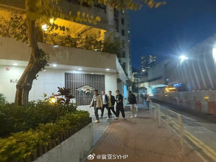 提出四大诉求的乱港分子关某被抓了，昨晚9时许，有人拍摄他被警方国安处人员带回住宿搜查