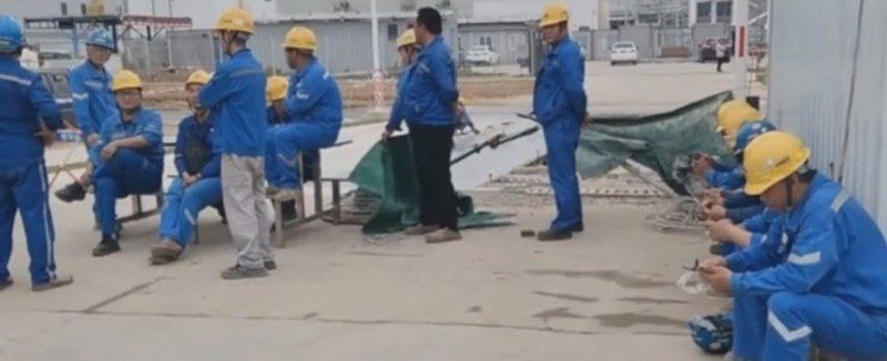 广东 湛江巴斯夫项目数百工人连日 罢工 五个月工资拖欠围堵管理层 走访偷拍调查曝光 劳工权益警钟长鸣啊！ 讨薪广东湛江巴斯夫一体化基地突发劳资风暴！10月30日至31日，中化十一建数百工人集体罢工，围堵管理层高喊“还我血汗钱”，连续五个月工资拖欠成白条，项目资金链断裂疑云密布现场工人情绪爆炸，与管理人员推搡冲突拉满，甚至江苏离职员工千里赶来讨薪，场面混乱如战场