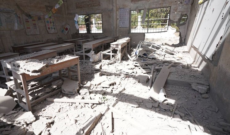 泰军再用F-16在柬埔寨学校附近投弹，学生吓得跟兔子似的从教室跑出逃命继12日15日在斯雷斯南区学校附近投弹后，12月18日泰军F16在士雷索蓬市班蒂棉彩省教育厅旁的洪森克拉孔高中附近投弹，师生都吓死了