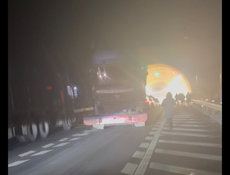 G95都衙隧道特大事故，中共裹的真严，此隧道全长3.8公里，双向车道 通行车辆预计每小时3600辆，预估发生爆炸时隧道内最少有80-130辆车，可见伤亡人数会很惨重G95都衙隧道特大事故，中共裹的真严，此隧道全长3.8公里，双向车道 通行车辆预计每小时3600辆，预估发生爆炸时隧道内最少有80-130辆车，可见伤亡人数会很惨重