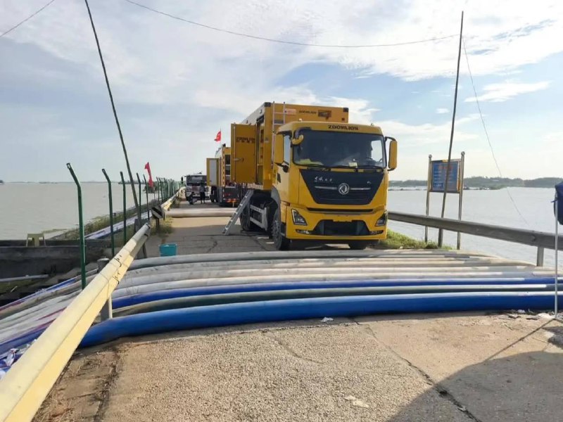 7月9日 #华容团洲 另一侧抽水，抢险款用不完，根本花不完！领导为了钱这些人敢想敢做！先放水再抽，这经济不就盘活了吗7月9日 #华容团洲 另一侧抽水，抢险款用不完，根本花不完！领导为了钱这些人敢想敢做！先放水再抽，这经济不就盘活了吗