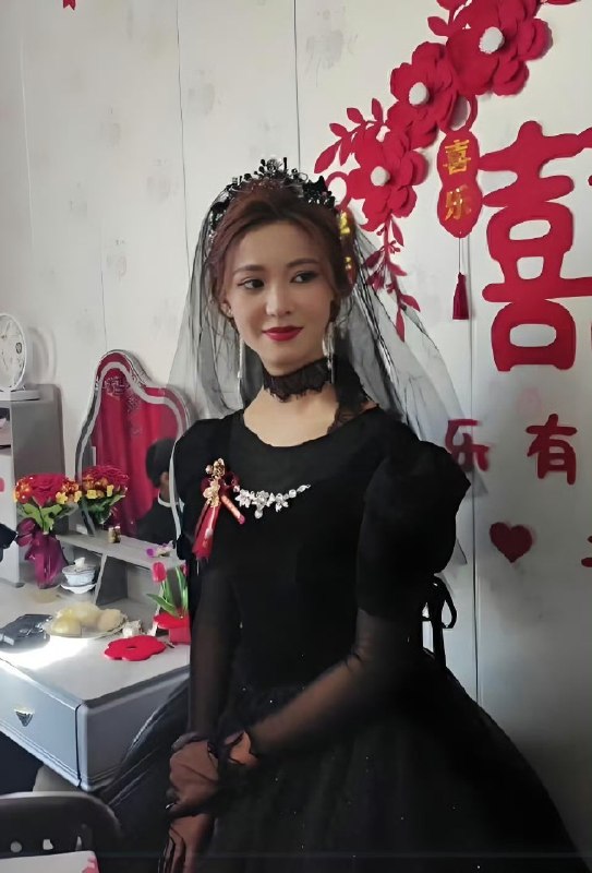 甘肃一新娘穿黑色婚纱举行婚礼，网友