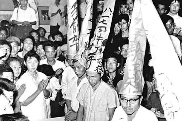 中共国人扮圣诞老人戴圣诞帽子被中共抓，不是理所当然的吗？在一个早已完成复辟后清的政权里，哪还有第三顶帽子的位置