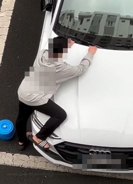 【#韩国一男性与奥迪车发生性关系被拍# ...爬到引擎盖上一直蹭】27日，韩国网络社区出现了一个年轻男性走进白色奥迪车并蹭身体的视频