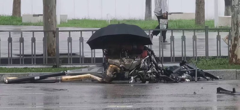 7.16 西安 #法拉利FUV 全国首撞，在会展中心门口撞了，发动机都撞出来了，很难想象车速有多快7.16 西安 #法拉利FUV 全国首撞，在会展中心门口撞了，发动机都撞出来了，很难想象车速有多快