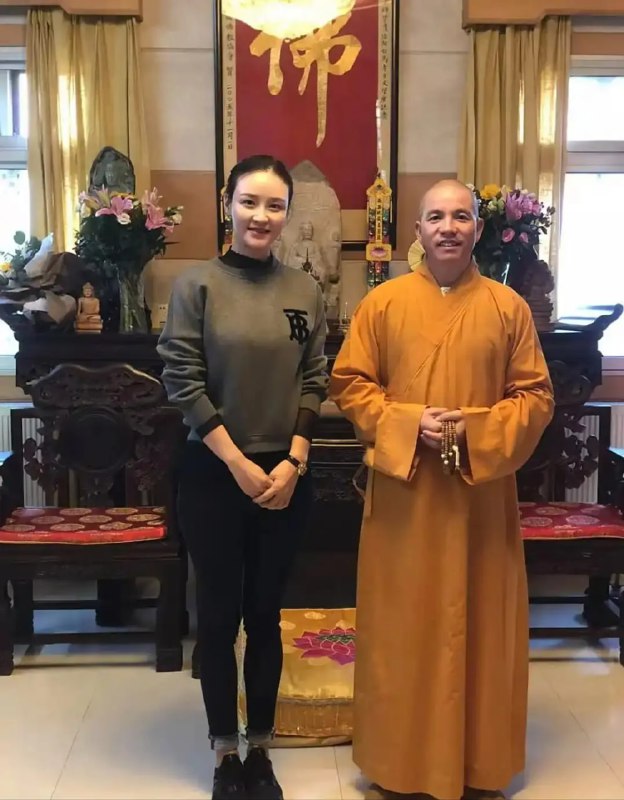 花开见佛，佛近女色——佛已在天上摇头了 中国 河南 少林寺 走了一个花和尚，又来一个花和尚，还是钦点的和尚 佛教花开见佛，佛近女色——佛已在天上摇头了 中国 河南 少林寺 走了一个花和尚，又来一个花和尚，还是钦点的和尚 佛教