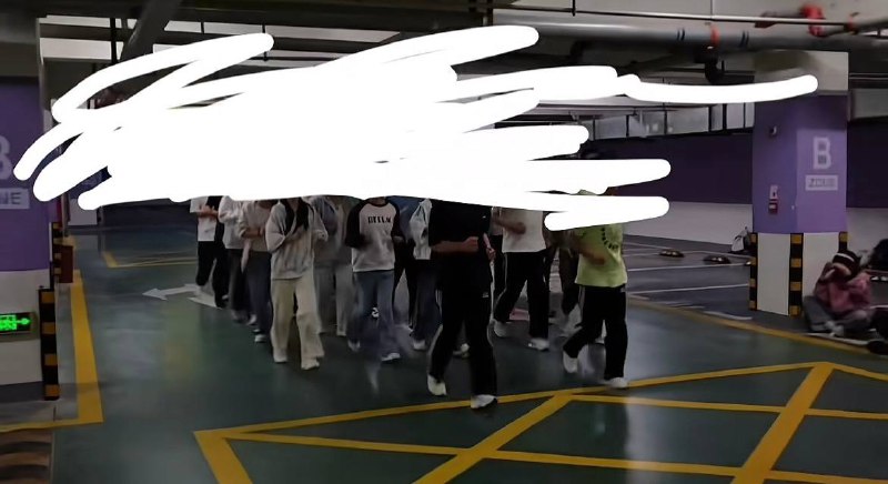 军训“见不得人”——郑州四中西藏班学生地下车库军训，此前发生强制猥亵事件作者