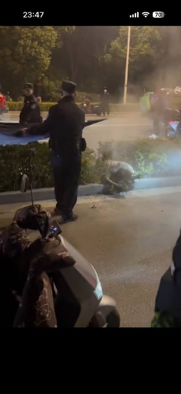 扬州双塘路那边出大事了！抓奸现场直接变成了恐怖片！😱男的拿喷火器对着男小三喷火🔥现烤