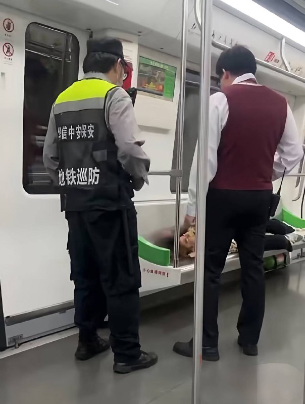 南宁地铁飞机哥 南宁 地铁一车厢内一黄毛当众打飞机11月15日 目前警方已介入