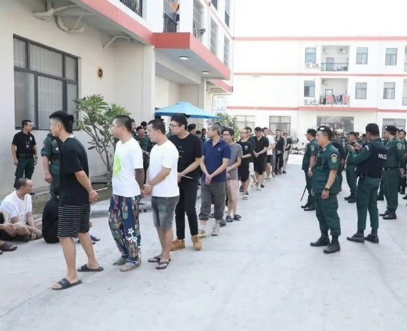 柬埔寨大规模清剿电诈行动 2044 名外国人被捕 其中中国人 1792 名今日（1月31日）上午，柬埔寨警方在柴桢省巴域市一处电信诈骗园区展开大规模执法行动，共抓获涉案外国人员约2044人（女性78人），其中包括中国大陆籍1792人