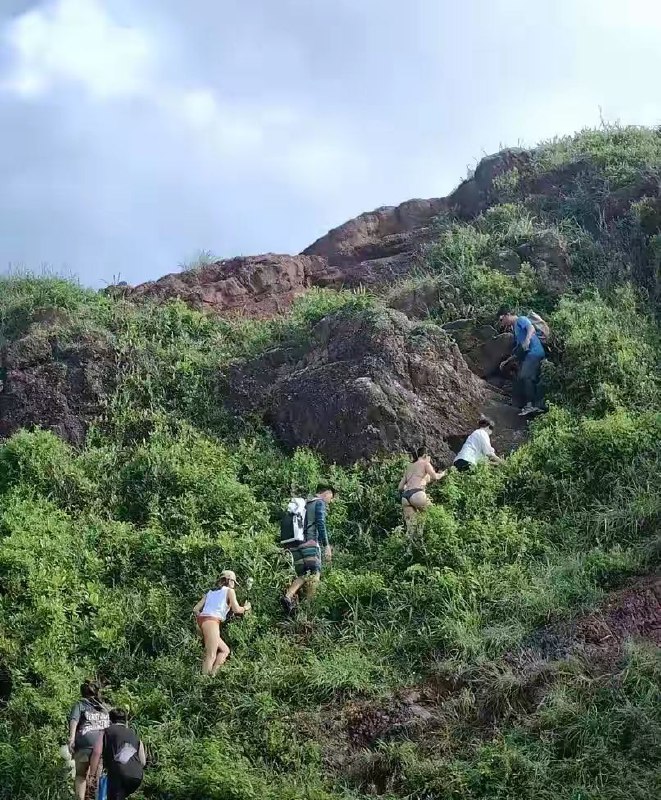 现在爬山都这样玩了吗？#吃瓜 #新闻