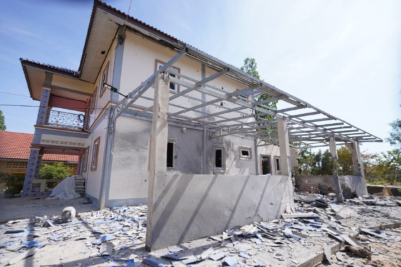 泰军再用F-16在柬埔寨学校附近投弹，学生吓得跟兔子似的从教室跑出逃命继12日15日在斯雷斯南区学校附近投弹后，12月18日泰军F16在士雷索蓬市班蒂棉彩省教育厅旁的洪森克拉孔高中附近投弹，师生都吓死了