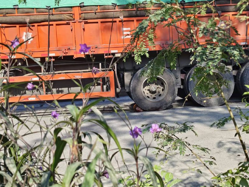 #摩托 #车祸 脑袋 刹住了 #货车 #血腥 @btlot#摩托 #车祸 脑袋 刹住了 #货车 #血腥 @btlot